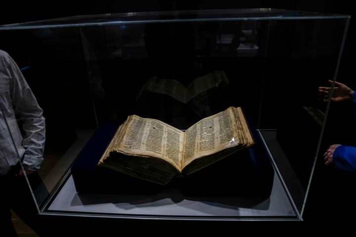Ο Codex Sassoon στο ANU Museum of the Jewish People στο Τελ Αβίβ, 22 Μαρτίου 2023. (AP Photo/Ariel Schalit)