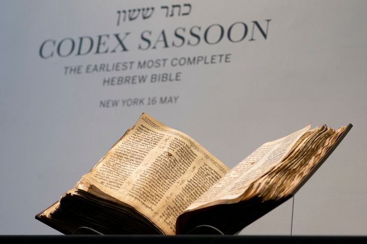 Όταν ο οίκος Sotheby's παρουσίασε τον Codex Sassoon, στις 15 Φεβρουαρίου 2023, στο Μανχάταν, ως την «αρχαιότερη και πληρέστερη εβραϊκή Βίβλο που έχει ανακαλυφθεί». (AP Photo/John Minchillo)