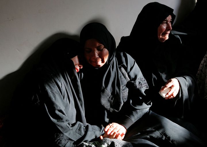 Συγγενείς της Σαμπρίν Aμπού Τζαζάρ, η οποία πέθανε όταν βυθίστηκε βάρκα που μετέφερε μετανάστες στα ανοιχτά της Ελλάδας, θρηνούν στο σπίτι της οικογένειάς της στη Λωρίδα της Γάζας, στις 3 Μαρτίου 2023.