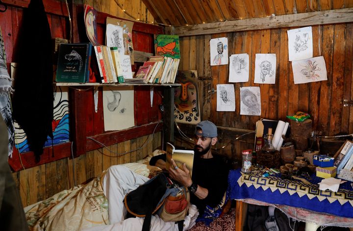 Ο Μοαμέν Τομάν, ένας Παλαιστίνιος, διαβάζει ένα βιβλίο στο καφενείο του στη Λωρίδα της Γάζας, 23 Ιανουαρίου 2023.