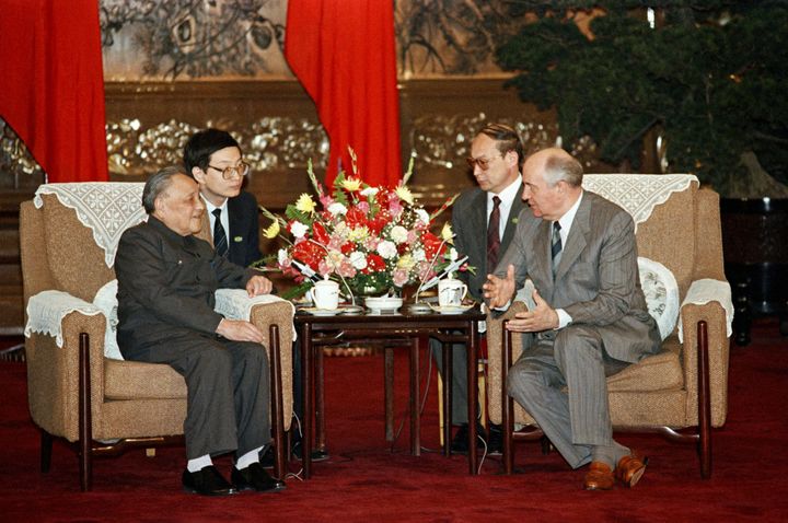 Ο Σοβιετικός ηγέτης Μιχαήλ Γκορμπατσόφ σε συνομιλία με τον Κινέζο Ηγέτη, Ντενγκ Σιαοπίνγκ, κατά τη διάρκεια συνάντησής τους - 16 Μαϊου1989. 