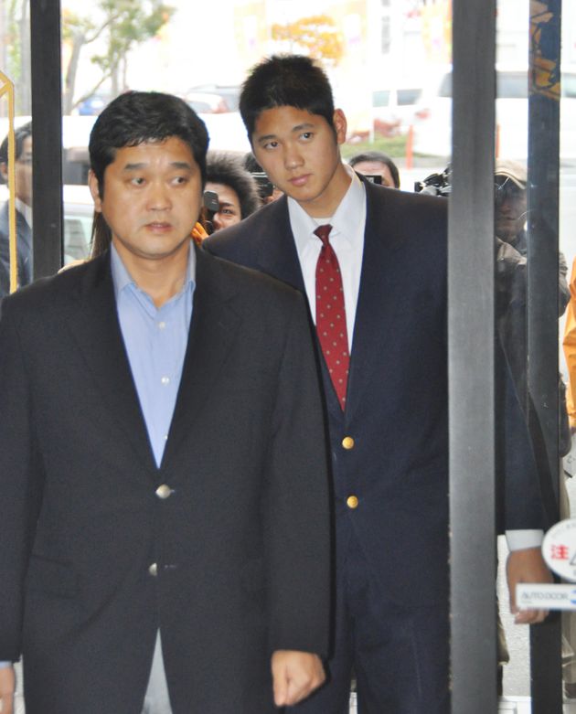 日本ハムとの交渉に臨むドラフト１位指名の岩手・花巻東高の大谷翔平選手（右）と父の徹さん＝2012年11月17日午後、岩手県奥州市