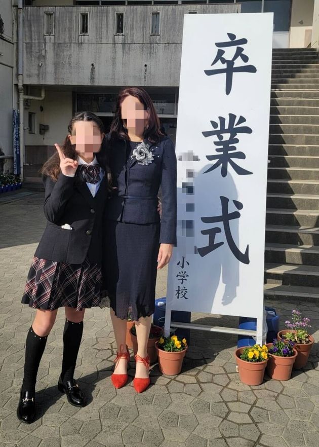 2022年3月、特別支援学級に在籍したまま公立小学校を卒業したジュリアさん（左）と、母親（プライバシーの観点から、画像の一部を加工しています）