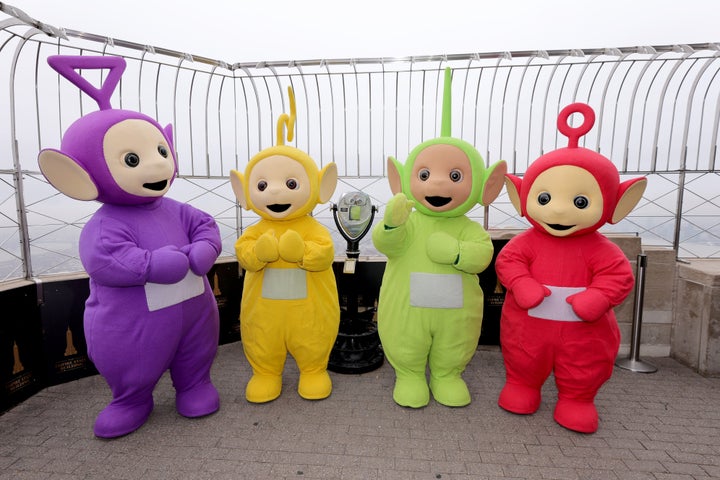 エンパイア・ステート・ビルを訪問したテレタビーズ。右から2人目がディプシー(2022年4月撮影)