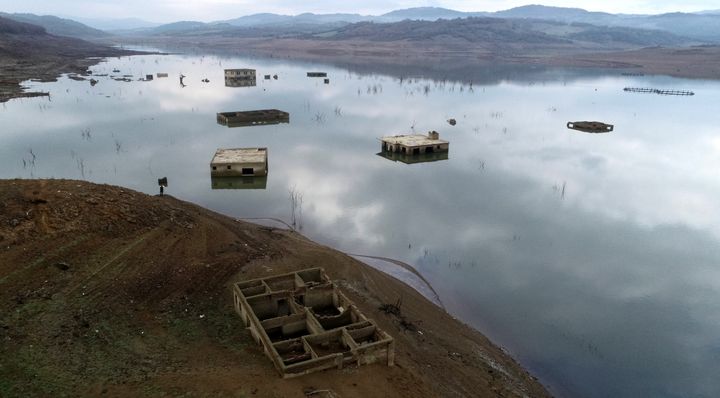 Τσανάκαλε, ΤΟΥΡΚΙΑ - 08 ΔΕΚΕΜΒΡΙΟΥ: Μια εναέρια άποψη των ερειπίων του παλιού οικισμού του χωριού Eσελέκ που εμφανίζονται μετά την πτώση της στάθμης του νερού λόγω ξηρασίας στο φράγμα Bakacak που βρίσκεται στο Tσανάκαλε στις 08 Δεκεμβρίου 2022. (Photo by Burak Akay/Anadolu Agency via Getty Images)
