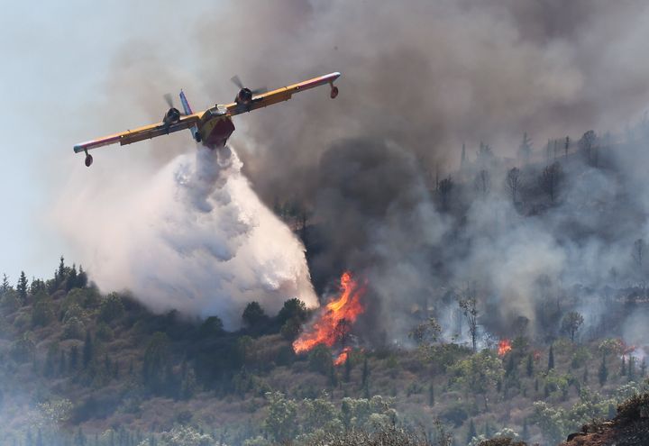 Σμύρνη, ΤΟΥΡΚΙΑ - 22 ΙΟΥΛΙΟΥ: Ένα αεροπλάνο επεμβαίνει σε πυρκαγιά που ξέσπασε στην περιοχή Σεφερίχισαρ της Σμύρνης, στις 22 Ιουλίου 2022. (Photo by Omer Evren Atalay/Anadolu Agency via Getty Images)