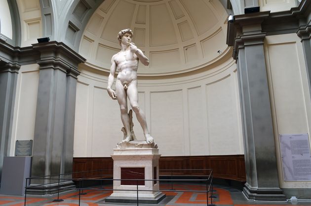 ダビデ像はイタリア・フィレンツェのアカデミア美術館に収蔵されている。