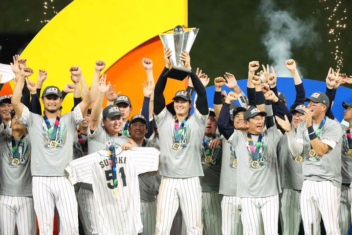 WBC表彰式／表彰台で優勝を祝う侍ジャパンの選手たち＝2023年03月21日