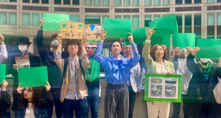 東京都庁前で緑の紙やメッセージを掲げ、サイレントデモ（2023年3月24日）