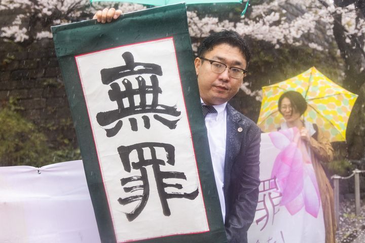 リンさんの主任弁護人、石黒大貴弁護士は、最高裁で下された無罪判決を報告した（3月24日午後、東京都千代田区）