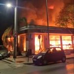 Νέα Σμύρνη: Η στιγμή που το εστιατόριο Cavaliere τυλίγεται στις φλόγες από εμπρησμό
