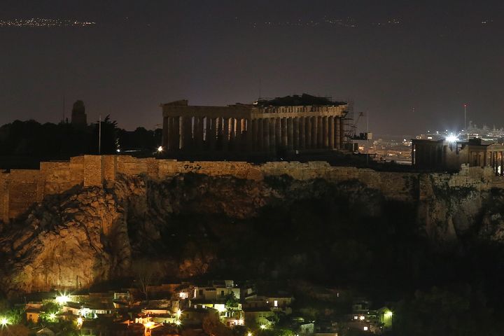 Ο ναός του Παρθενώνα στο λόφο της Ακρόπολης, χωρίς φωτισμό κατά την Ώρα της Γης στην Αθήνα, το Σάββατο 25 Μαρτίου 2017. Η Ώρα της Γης τηρείται παγκοσμίως και είναι μια παγκόσμια έκκληση να σβήσουμε τα φώτα επί 60 λεπτά, σε μια προσπάθεια ανάδειξης της κοινής προσπάθειας αντιμετώπισης της κλιματικής κρίσης. (AP Photo/Yorgos Karahalis)