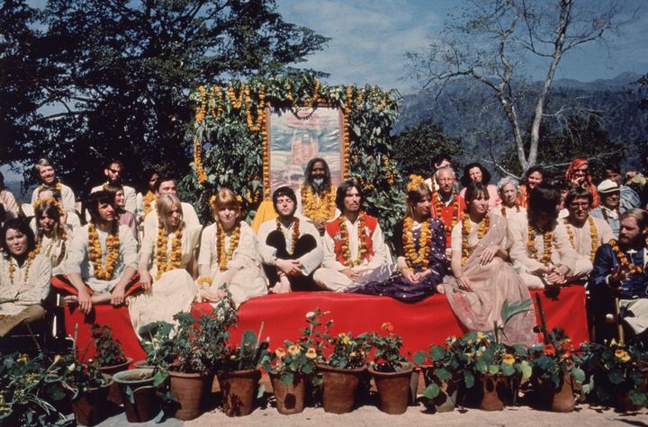 Οι Beatles και οι γυναίκες τους στο Ρισικές της Ινδίας με τον Μαχαρίσι-Μαχές Γιόγκι, Μάρτιος 1968.