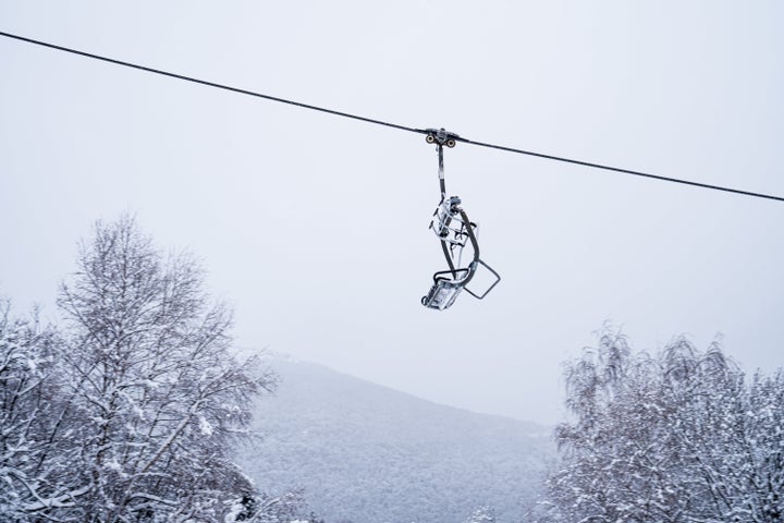 Vater erleidet „schlimmsten Albtraum“, nachdem er beobachtet hat, wie sein 4-jähriger Sohn aus dem Skilift fällt 2 McLeod schätzte, dass der Sturz, den sein Sohn überlebte, zwischen 12 und 15 Fuß betrug.