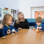 英小学校の校長先生が心停止から生還し児童が大喜び。救われたきっかけは12年前、プールで亡くなった生徒だった【動画】