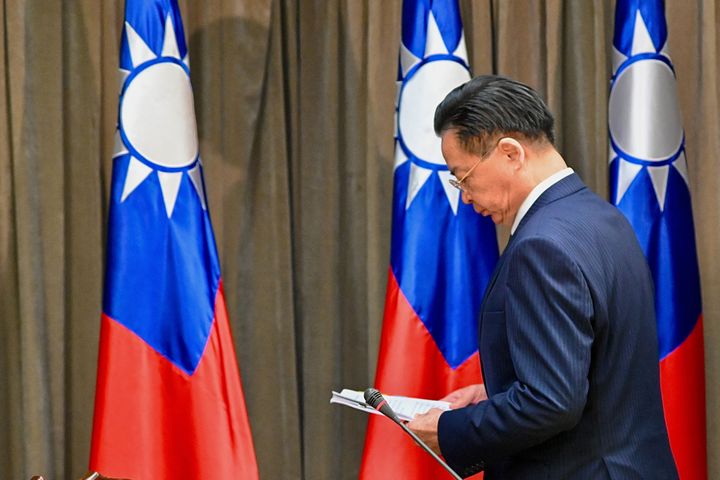 Taiwans Außenminister Joseph Wu trifft am 26. März 2023 zu einer Pressekonferenz in Taipeh ein. Honduras gab am 25. März bekannt, dass es die diplomatischen Beziehungen zu Taiwan abgebrochen hat, 11 Tage nachdem es angekündigt hatte, diplomatische Beziehungen zu China aufzunehmen.