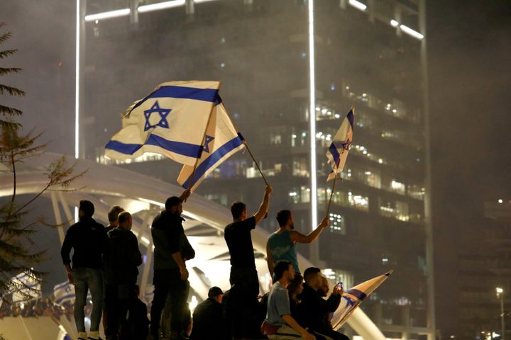 Στους δρόμους το βράδυ της Κυριακής οι Ισραηλινοί μόλις ο Νετανιάχου ανακοίνωσε την αποπομπή του Υπ.Εθνικής Άμυνας 