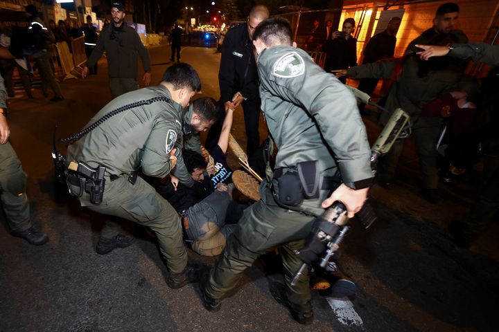Συλλήψεις διαδηλωτών το βράδυ της Κυριακής 