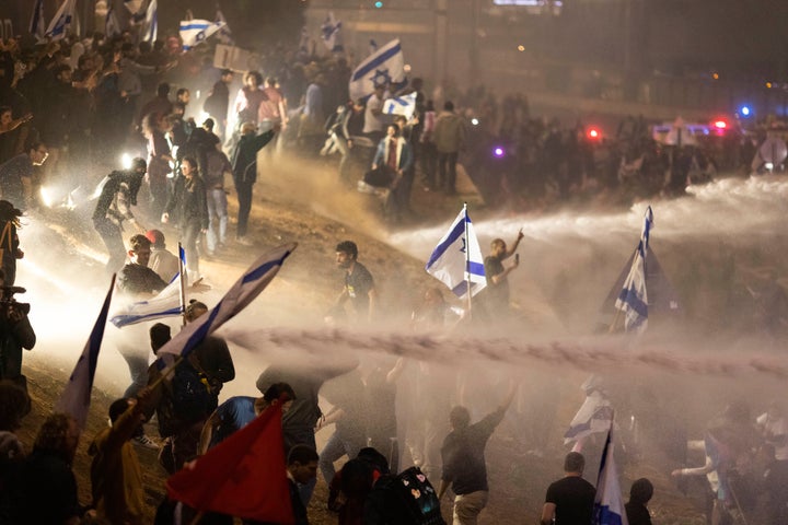 Ρίψη νερού σε διαδηλωτές