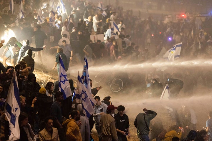 Ρίψη νερού σε διαδηλωτές