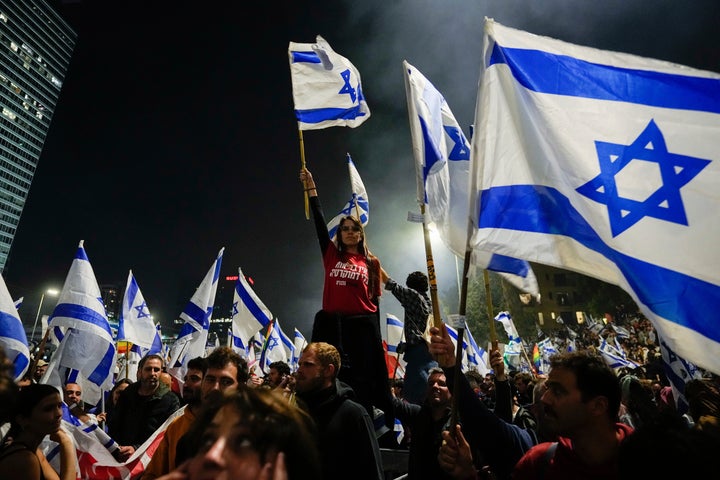 Στους δρόμους το βράδυ της Κυριακής οι Ισραηλινοί μόλις ο Νετανιάχου ανακοίνωσε την αποπομπή του Υπ.Εθνικής Άμυνας