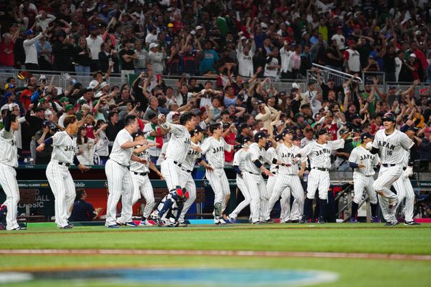 WBC準決勝、日本vsメキシコの試合で9回にホームに生還する大谷選手と迎える選手たち（2023年3月20日）