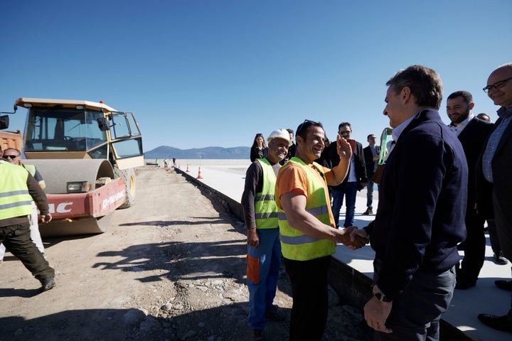 Στιγμιότυπο από την επίσκεψη του πρωθυπουργού στο λιμάνι του Αγίου Κωνσταντίνου