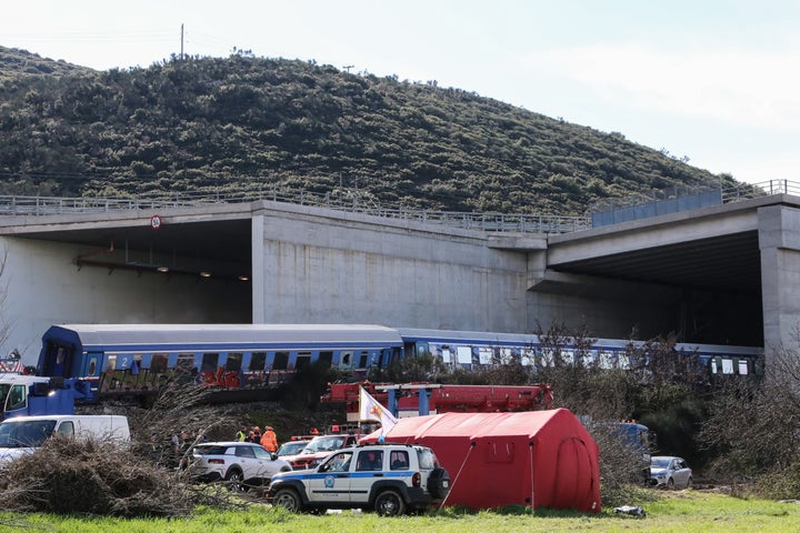 Εργασίες στο σημείο της πολύνεκρης σύγκρουσης αμαξοστοιχιών στα Τέμπη από τα σωστικά συνεργεία για να ολοκληρωθεί η μεταφορά των βαγονιών, Κυριακή 5 Μαρτίου 2023. (ΛΕΩΝΙΔΑΣ ΤΖΕΚΑΣ/EUROKINISSI)