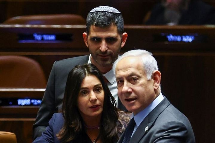 Ο Ισραηλινός πρωθυπουργός Μπενιαμίν Νετανιάχου παρευρίσκεται σε μια συνάντηση στην Κνεσέτ, το ισραηλινό κοινοβούλιο, εν μέσω διαδηλώσεων μετά την αποπομπή του υπουργού Άμυνας καθώς η εθνικιστική κυβέρνηση συνασπισμού επέμενε σε μία δικαστική μεταρρύθμιση. που τελικά αναβάλλεται με στόχο να βρεθεί λύση μέσω διαλόγου. Ιερουσαλήμ, 27 Μαρτίου 2023.REUTERS/Ronen Zvulun