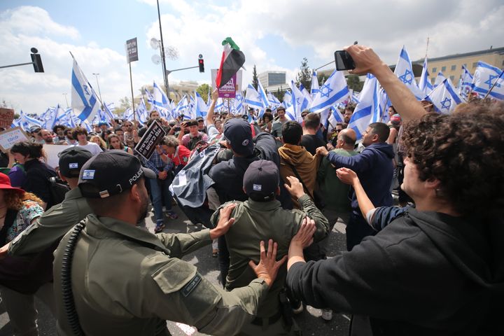 ΤΕΛ ΑΒΙΒ, ΙΣΡΑΗΛ - 27 ΜΑΡΤΙΟΥ: Ισραηλινοί αστυνομικοί επεμβαίνουν σε μερικούς διαδηλωτές καθώς εκατοντάδες Ισραηλινοί συγκεντρώνονται για να διαμαρτυρηθούν κατά του σχεδίου της ισραηλινής κυβέρνησης να εισαγάγει δικαστικές αλλαγές, που θεωρείται από την αντιπολίτευση ως προσπάθεια μείωσης των εξουσιών της δικαστικής αρχής υπέρ της εκτελεστικής εξουσίας. Εικόνα από πορεία προς την Κνεσέτ (ισραηλινό κοινοβούλιο) στο Τελ Αβίβ του Ισραήλ στις 27 Μαρτίου 2023. (Photo by Mostafa Alkharouf/Anadolu Agency via Getty Images)