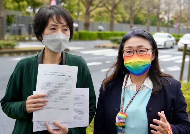 性的マイノリティの子どもたちの命を守るための法整備を求める要望書を森まさこ内閣総理大臣補佐官に提出した親有志＝3月28日、東京都・参議院議員会館前