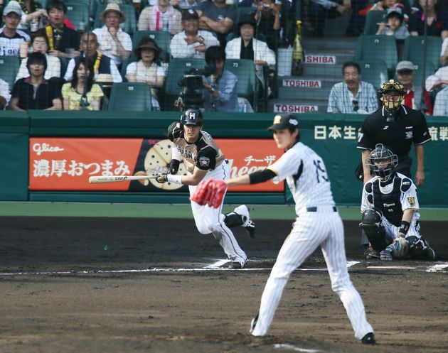 6回に阪神の藤浪晋太郎（右）からセンターへ2打席連続となる2塁打を放つ日本ハムの大谷翔平選手＝2013年5月26日、甲子園