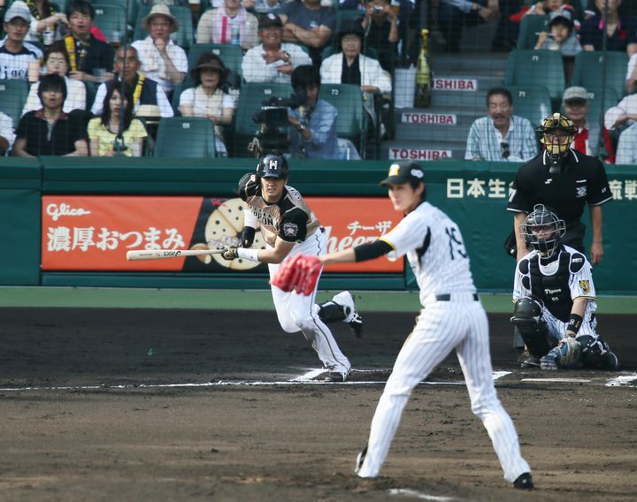 6回に阪神の藤浪晋太郎（右）からセンターへ2打席連続となる2塁打を放つ日本ハムの大谷翔平選手＝2013年5月26日、甲子園