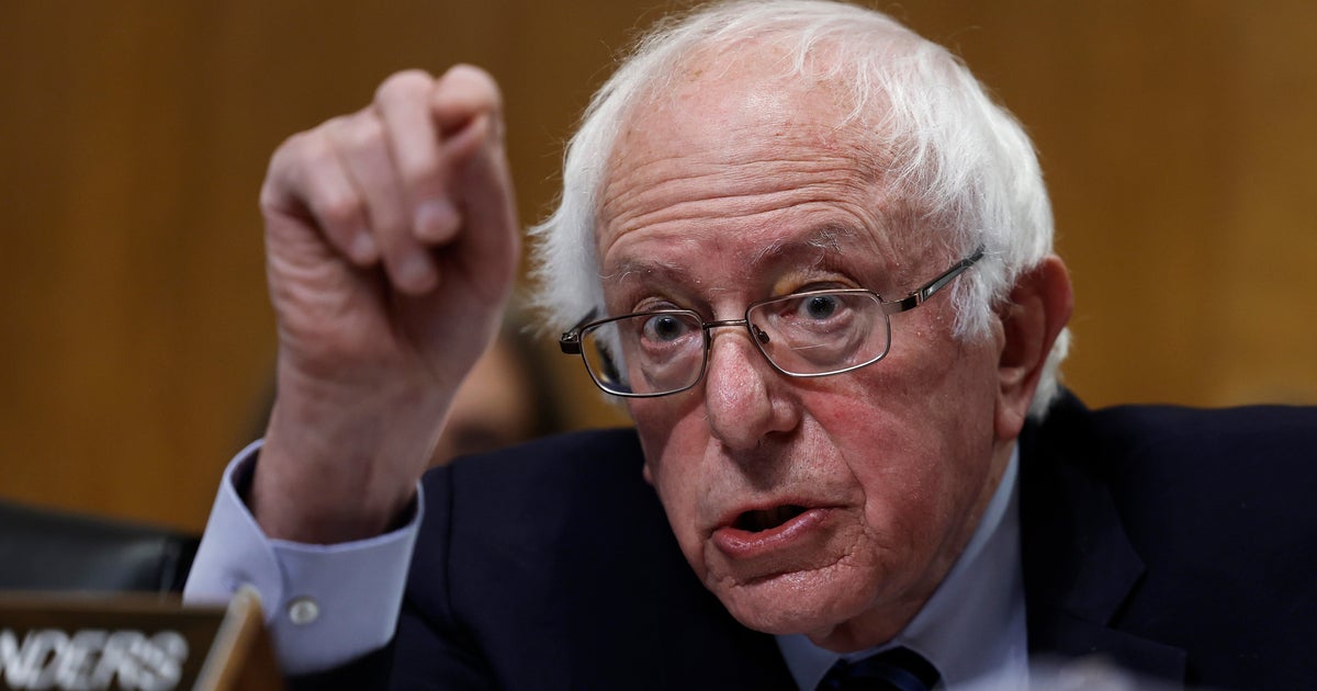 NextImg:Bernie Sanders Roast Howard Schultz For 'Union Busting' At Starbucks