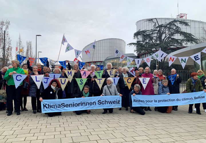 Μια ομάδα από την ένωση Ηλικιωμένες Γυναίκες για την Προστασία του Κλίματος κρατά πανό έξω από το Ευρωπαϊκό Δικαστήριο Ανθρωπίνων Δικαιωμάτων στο Στρασβούργο, Γαλλία, 29 Μαρτίου 2023.