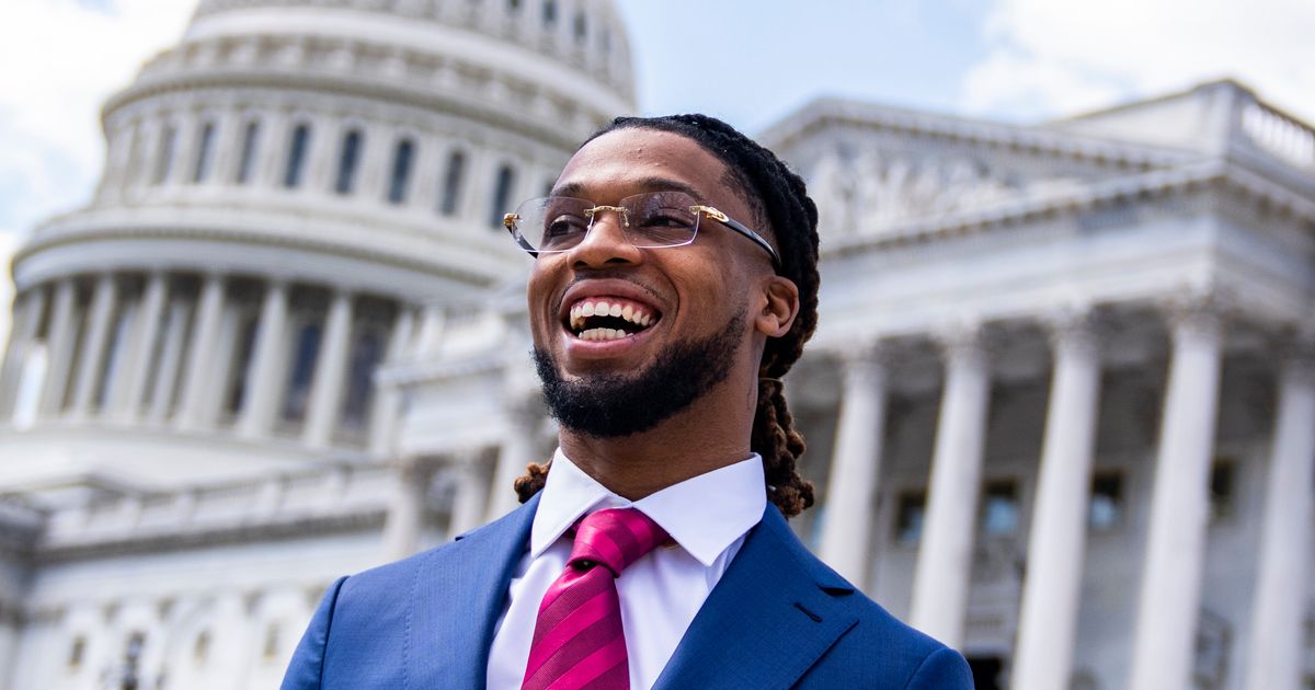 Damar Hamlin helping kids get ready for school, while promoting CPR  training