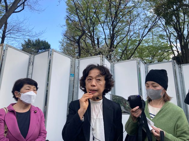 （中央）石川幹子氏。記者会見の後、神宮外苑で多くの樹木が伐採される現状について説明した