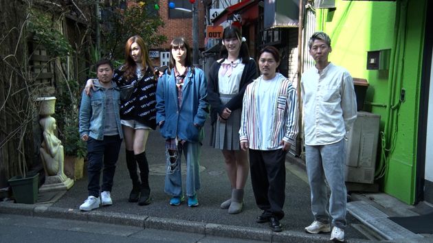 『あの日の自分へ 7人のトランスジェンダー当事者からのメッセージ』の出演者。（左から）浅沼智也さん、ベルさん、イシヅカユウさん、西原さつきさん、山口颯一さん、MASAKIさん