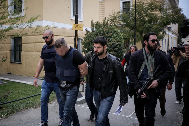 Ο 31χρονος, βουλγαρικής υπηκοότητας, ύποπτος για τη δολοφονία του επιχειρηματία Γιάννη Μακρή οδηγείται από αστυνομικούς στον εισαγγελέα στα δικαστηρία της οδού Ευελπίδων την Παρασκευή 5 Απριλίου 2019. Ο Γιάννης Μακρής είχε εκτελεστεί εν ψυχρώ τον περασμένο Οκτώβριο έξω από το αυτοκίνητό του στο Πανόραμα της Βούλας ενώ η δολοφονική επίθεση είχε καταγραφεί από κάμερες ασφαλείας. (EUROKINISSI/ΣΤΕΛΙΟΣ ΜΙΣΙΝΑΣ)