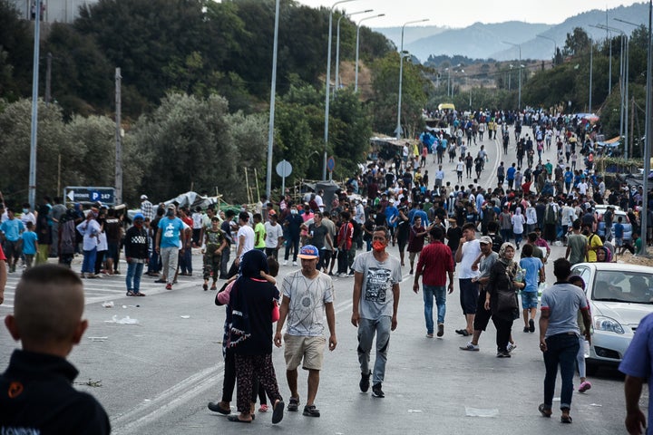 Μετανάστες στους δρόμους της Λέσβου, μετά την εκδήλωση πυρκαγιάς στη Μόρια