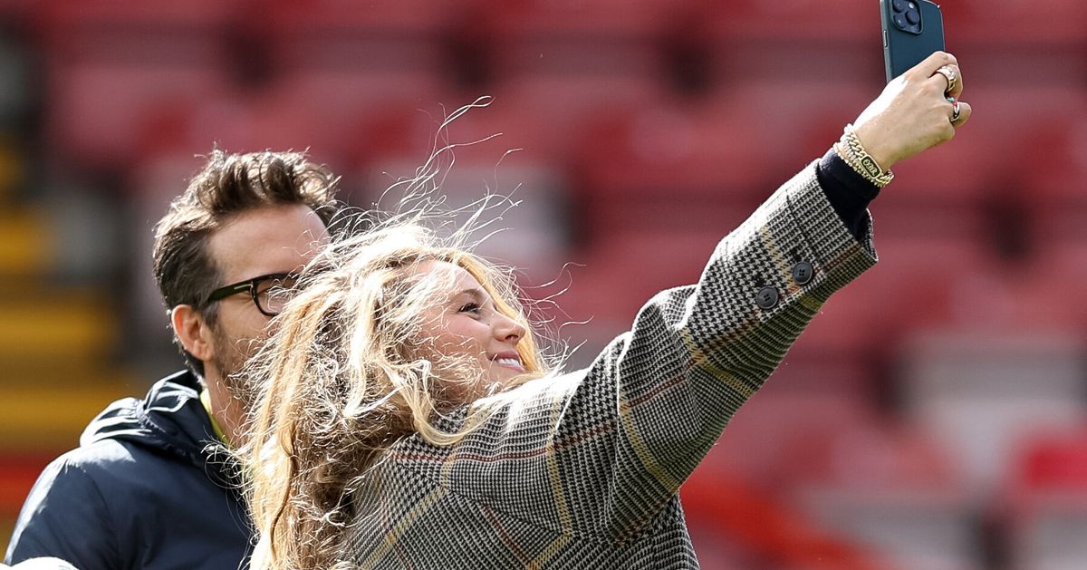 Photo of Blake Lively Devilishly Pranks Football Fan While Shouting Out To His Girlfriend