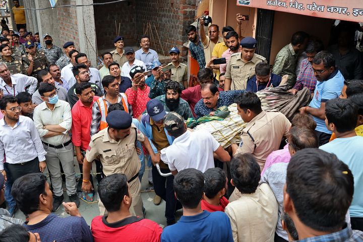 Μεταφορά τραυματία, μετά την κατάρρευση του δαπέδου ινδουιστικού ναού που κόστισε τη ζωή σε 35 ανθρώπους στην πολιτεία Μάντια Πραντές της Ινδίας, χθες 30 Μαρτίου 2023.