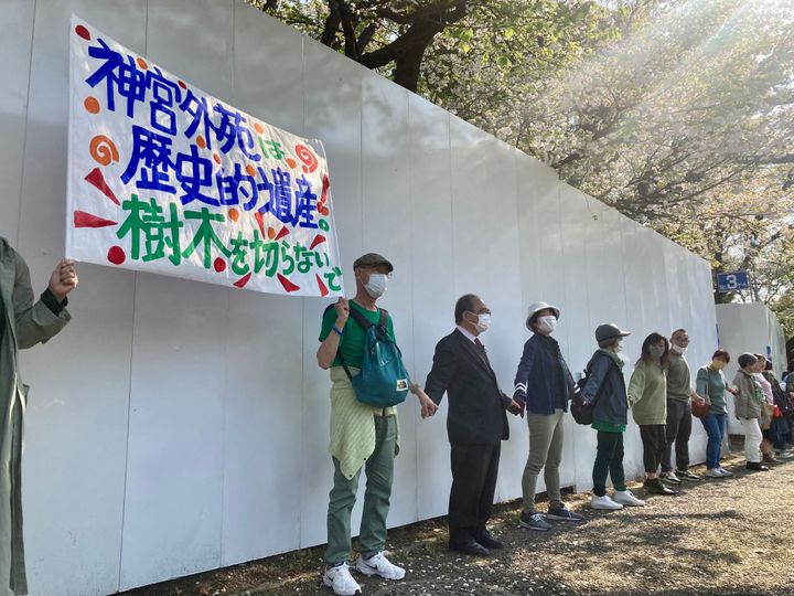 工事用の白い壁で覆われた神宮外苑・建国記念文庫の森。その周りに「人間の鎖」が作られた（4月1日撮影）