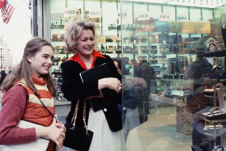 Η Μπρουκ Σιλντς με την μητέρα και μάνατζερ της, Τέρι (1933 - 2012) στην Νέα Υόρκη, το 1978. (Photo by Robert R McElroy/Getty Images)
