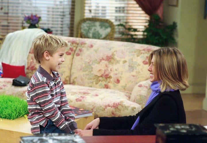 Cole Sprouse como Ben Geller e Jennifer Aniston como Rachel Green em uma foto de 2001 de "Amigos."