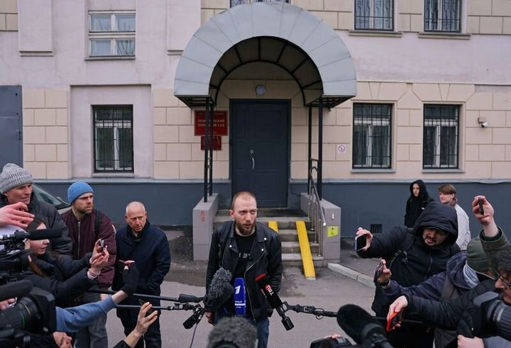 Daniil Berman, ο δικηγόρος του δημοσιογράφου κάνει δηλώσεις έξω από τα δικαστήρια στη Μόσχα.
