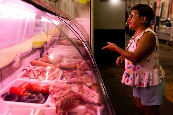 ΜΠΟΥΕΝΟΣ ΑΙΡΕΣ, ΑΡΓΕΝΤΙΝΗ - 16 ΜΑΡΤΙΟΥ: Μια γυναίκα ψωνίζει κρέας στην κεντρική αγορά του Μπουένος Άιρες στις 16 Μαρτίου 2023. Ο επίσημος ρυθμός πληθωρισμού αγγίζει το 102,5% τους τελευταίους δώδεκα μήνες και είναι το χειρότερο ποσοστό από το 1991. Ο πληθωρισμός, μαζί με τη διαφθορά και τη φτώχεια, είναι μία από τις κύριες ανησυχίες των Αργεντινών που θα πάνε στις κάλπες τον Οκτώβριο για να ψηφίσουν πρόεδρο. (Photo by Tomas Cuesta/Getty Images)