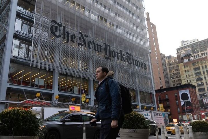 Un piéton passe devant le bâtiment du New York Times à Manhattan, New York.