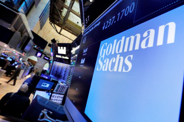 ΑΡΧΕΙΟ - Το λογότυπο της Goldman Sachs στο χρηματιστήριο της Νέας Υόρκης στις 13 Δεκεμβρίου 2016. (AP Photo/Richard Drew, File)