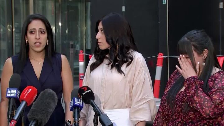 Oι τρεις μαθήτριες - θύματα της Λέιφερ κάνουν δηλώσεις έξω από το δικαστήριο στην Μελβούρνη της Αυστραλίας. 3 Απριλίου 2023.